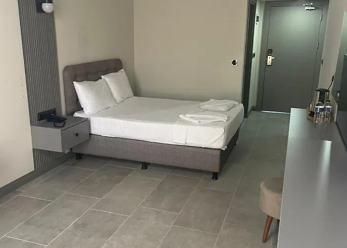 Grand Cennet Hotel *